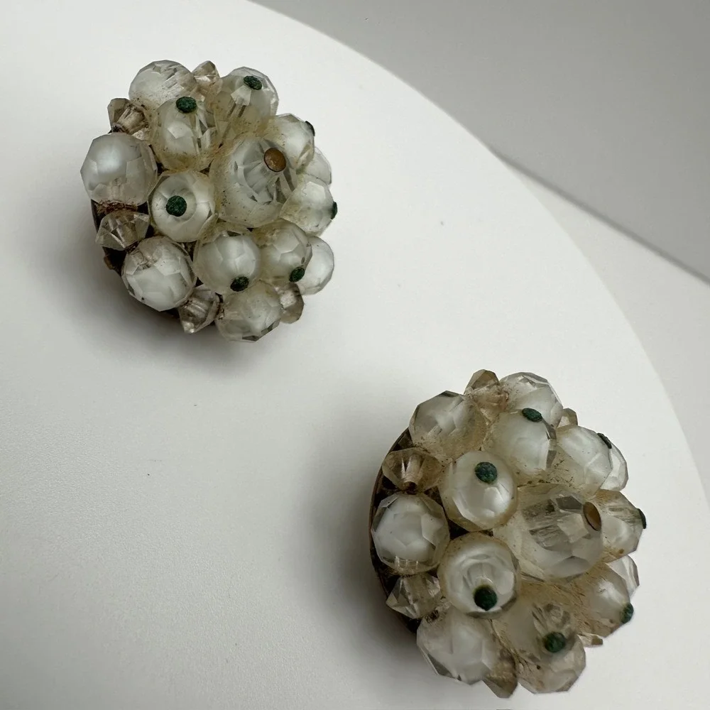 Vintage 90s frosted white faceted glass bead cluster clip-on earrings Jewelry‎